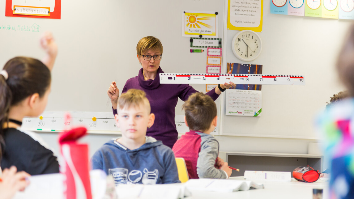 opettaja-opettaa-koululaisille-matematiikkaa