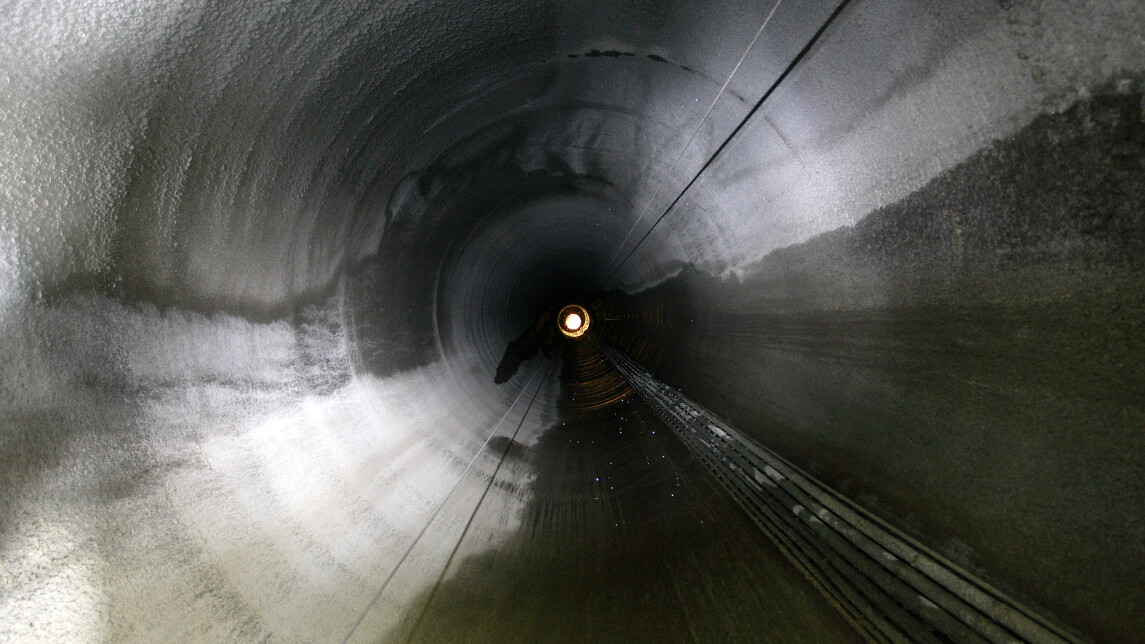 Pitkä kuilu, jonka päässä kaukana pilkottaa pieni valopiste.