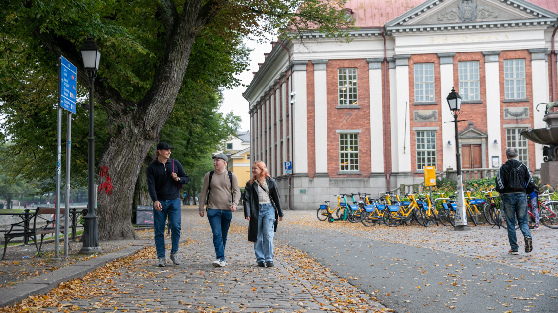 Opiskelijoita kävelemässä kirjaston edustalla Vähätorilla