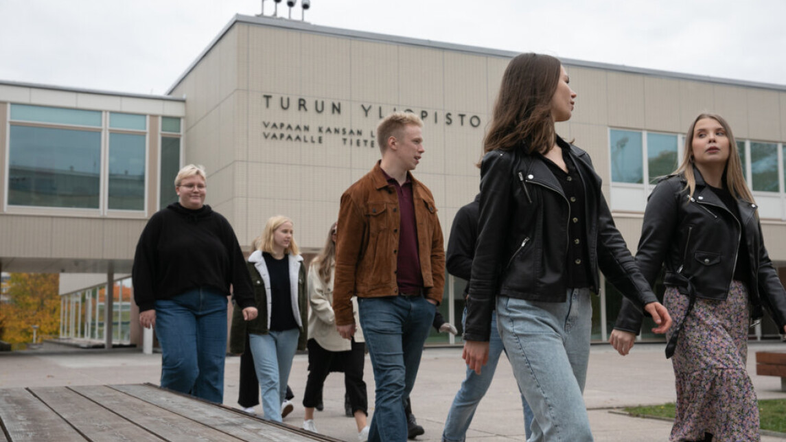 opiskelijat yliopiston pääaukiolla