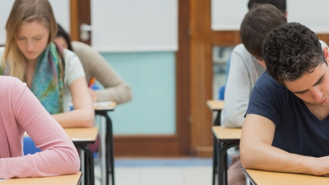 opiskelijoita pääsykokeessa tai tentissä