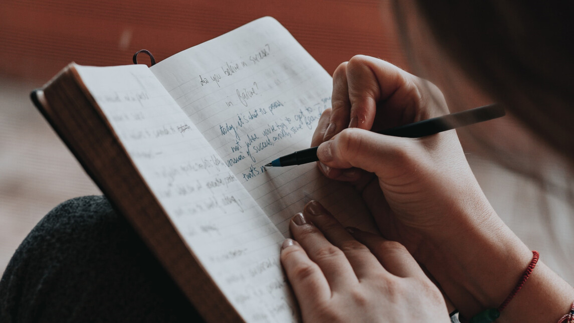 päiväkirjaa kirjoittamassa