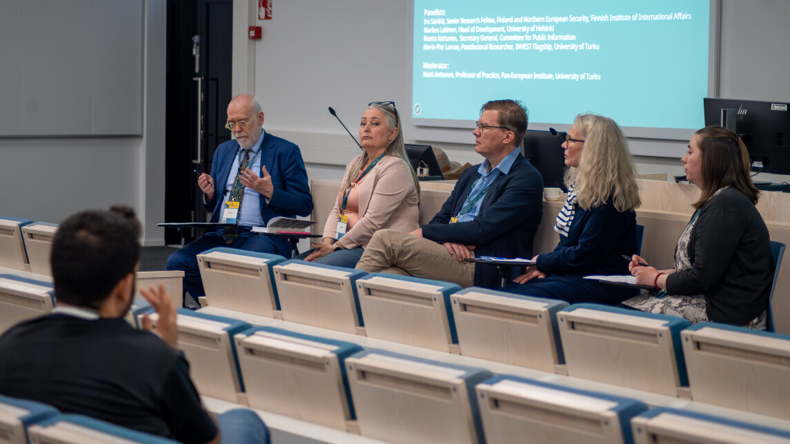 Matti Anttonen, Iro Särkkä, Markus Laitinen, Reetta Kettunen ja Marie‑Pier Larose luentosalin edessä.