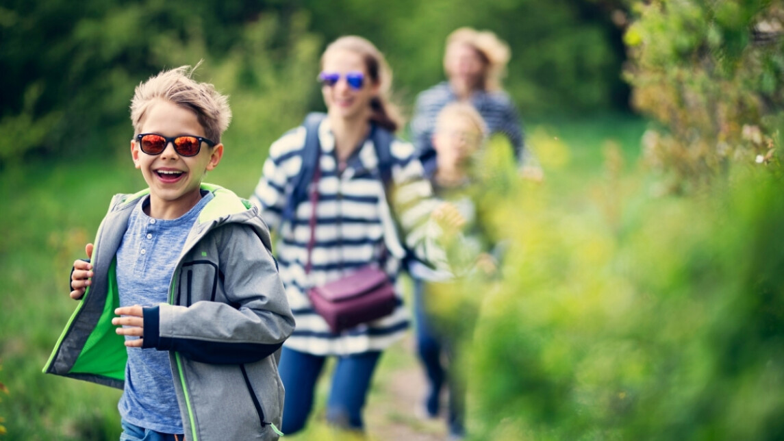 Perhe metsäpolulla.