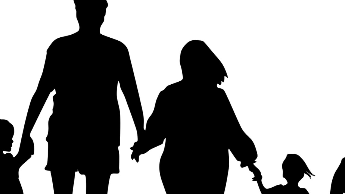 Viisijäseninen perhe silouettekuvana,