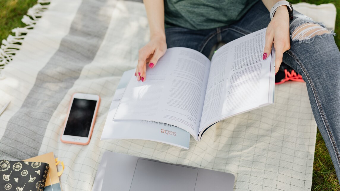 Opiskelija lukee kirjaa.