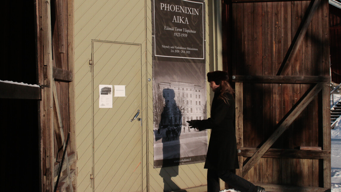 Lauri Viinikkala menossa sisälle Vanhalinnan näyttelytiloihin.