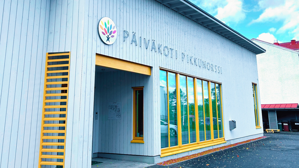 Päiväkodin ulkoseinää aurinkoisena päivänä.