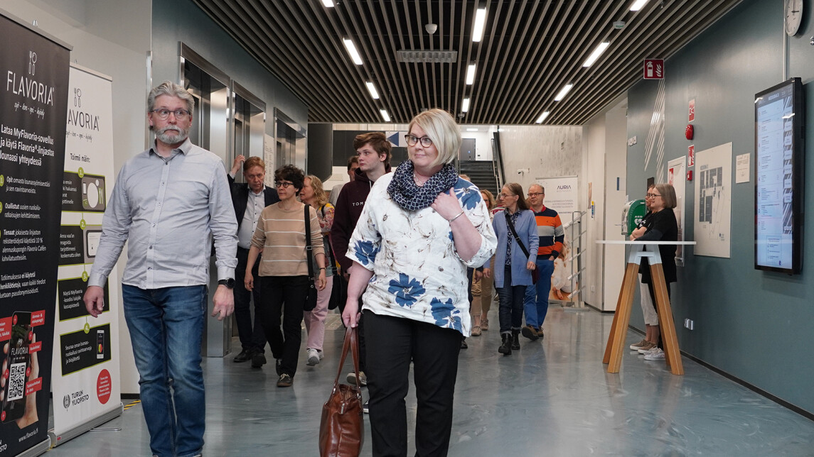 Opiskelijoiden omaisia Medisiina D:ssä.