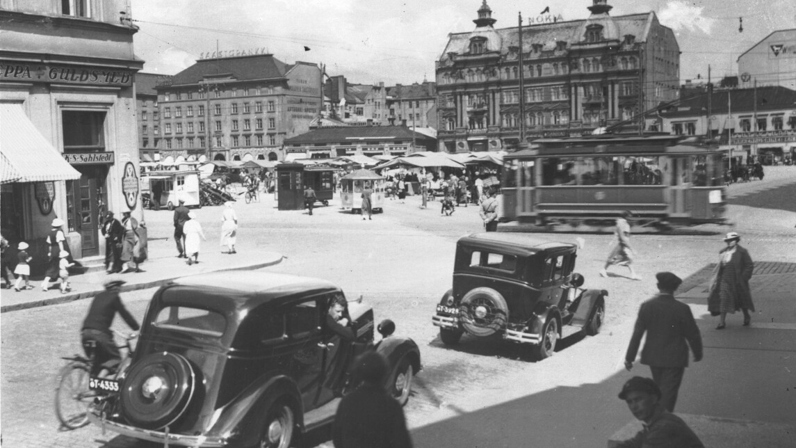 Mustavalkoinen vanha kuva Turun kauppatorista.