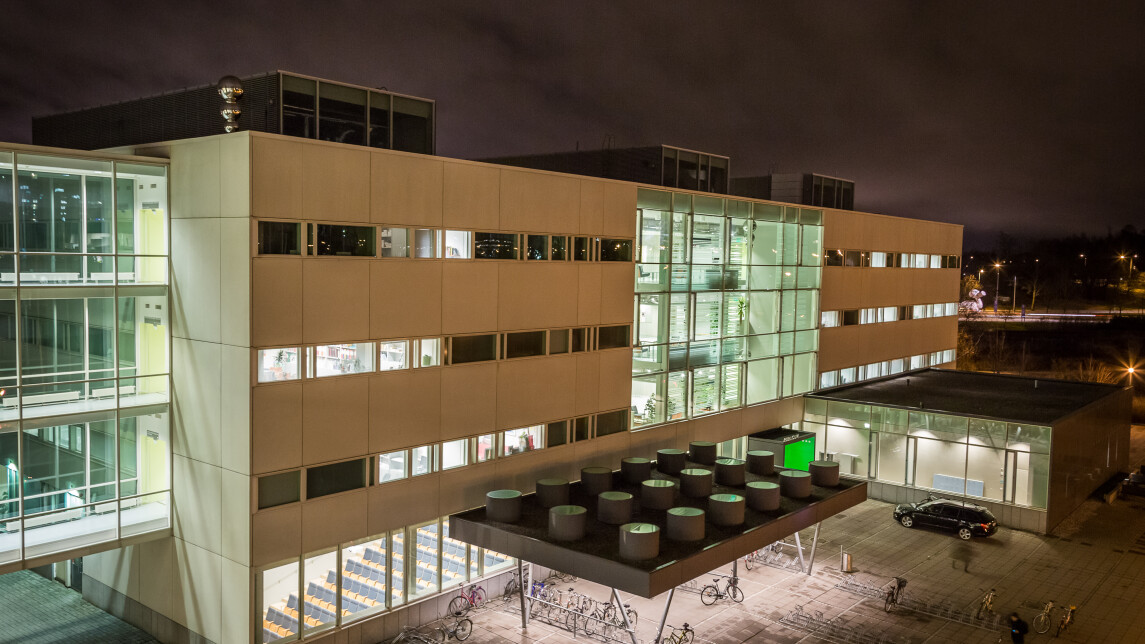 Ylhäältä kuvattuna Publicum-laitosrakennus iltavalaistuksessa.
