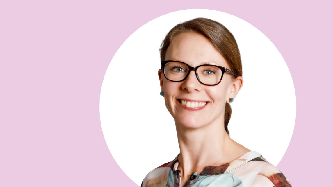 Nora Fagerholm lähikuvassa, taustalla vaaleanpunaista ja valkoista.