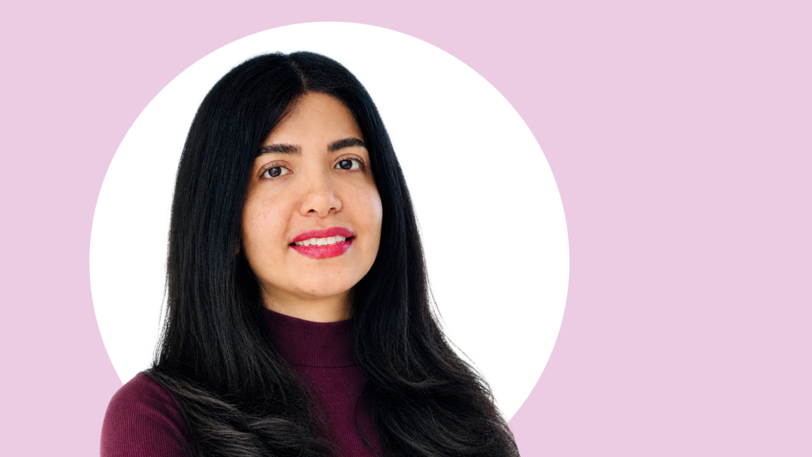 Maryam Ghasemi lähikuvassa, taustalla vaaleanpunaista ja valkoista.