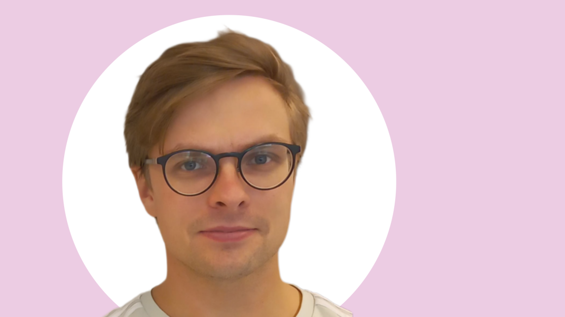 Hans Bergman lähikuvassa, taustalla vaaleanpunaista ja valkoista.