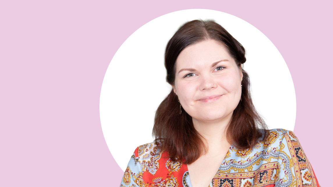 Kaisu Hynnä-Granberg lähikuvassa, taustalla vaaleanpunaista ja valkoista.