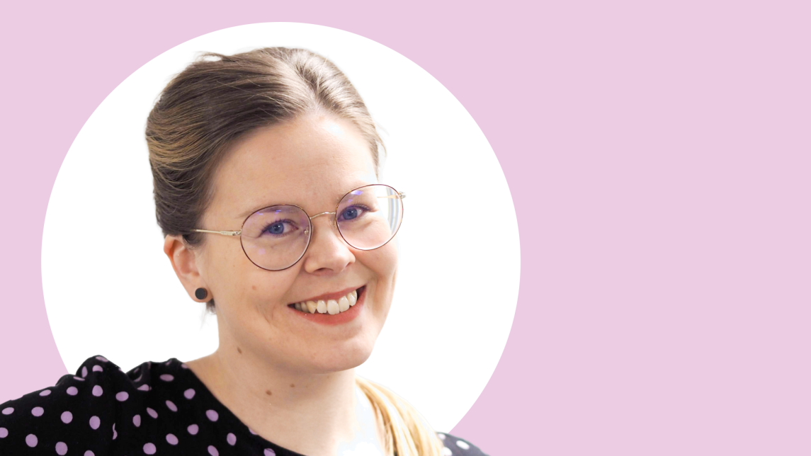 Susanna Likitalo lähikuvassa, vaaleanpunainen tausta.