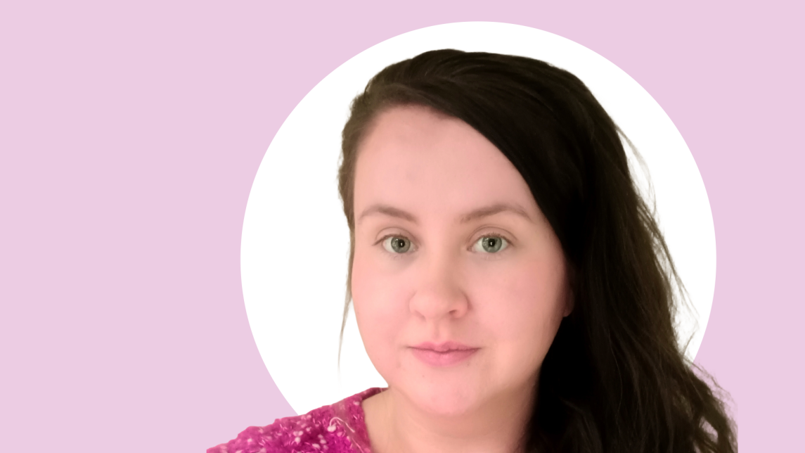 Onerva Puhakka lähikuvassa, taustalla vaaleanpunaista ja valkoista.