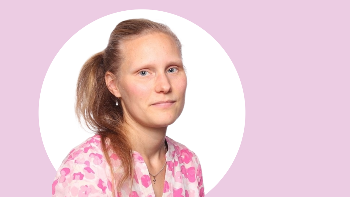 Selja Riikonen lähikuvassa, tausta valkoinen ja vaaleanpunainen.