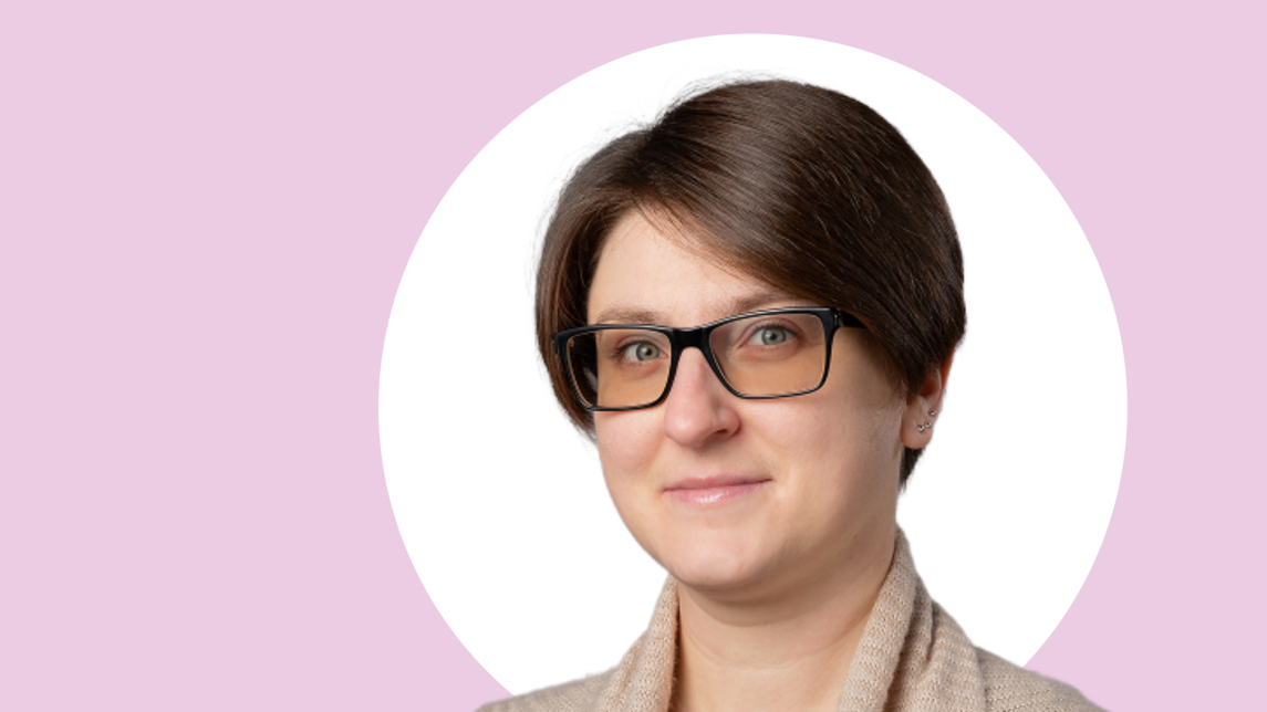 A photo of Viktoriya Kuzina with pink and white background.