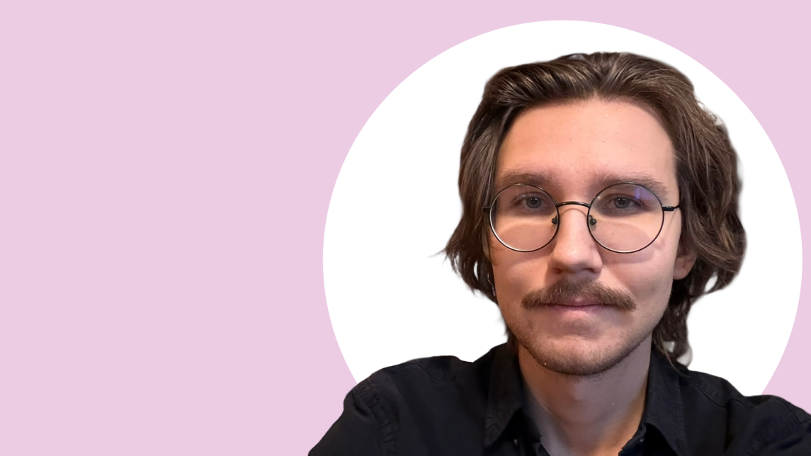 Santeri Vuori lähikuvassa, vaaleanpunainen ja valkoinen tausta.