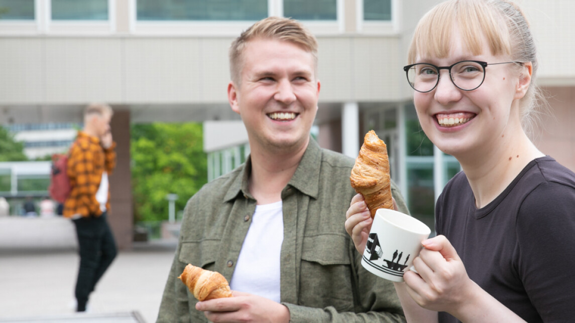 Kaksi ranskan kielen opiskelijaa yliopistonmäellä