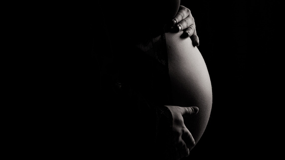 Raskaana olevan naisen vatsa.