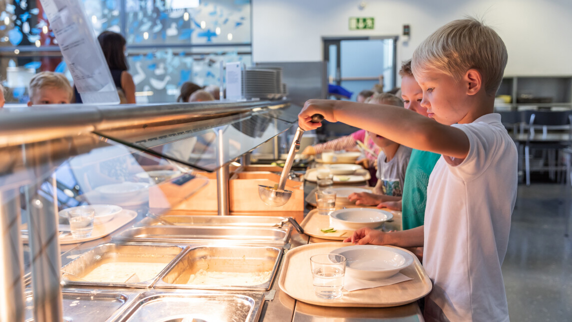 Lapsia kouluruokalan linjastolla ottamassa ruokaa
