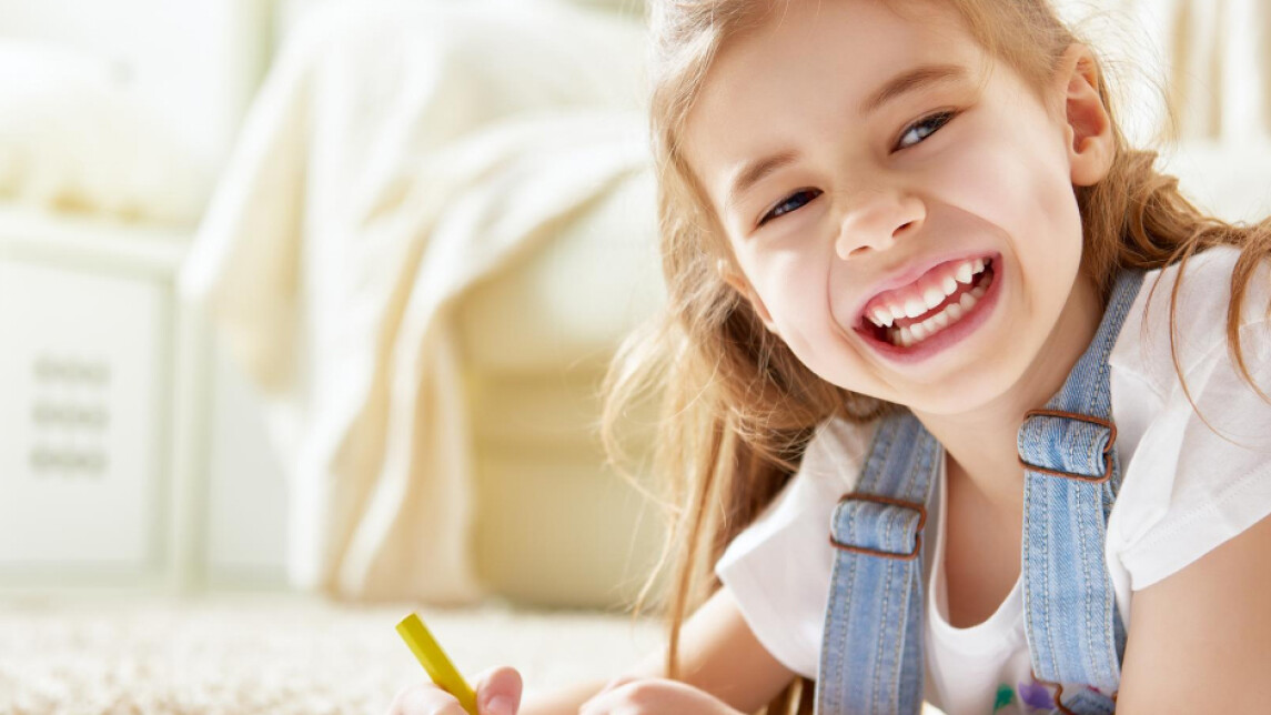 Lapsi piirtää lattialla