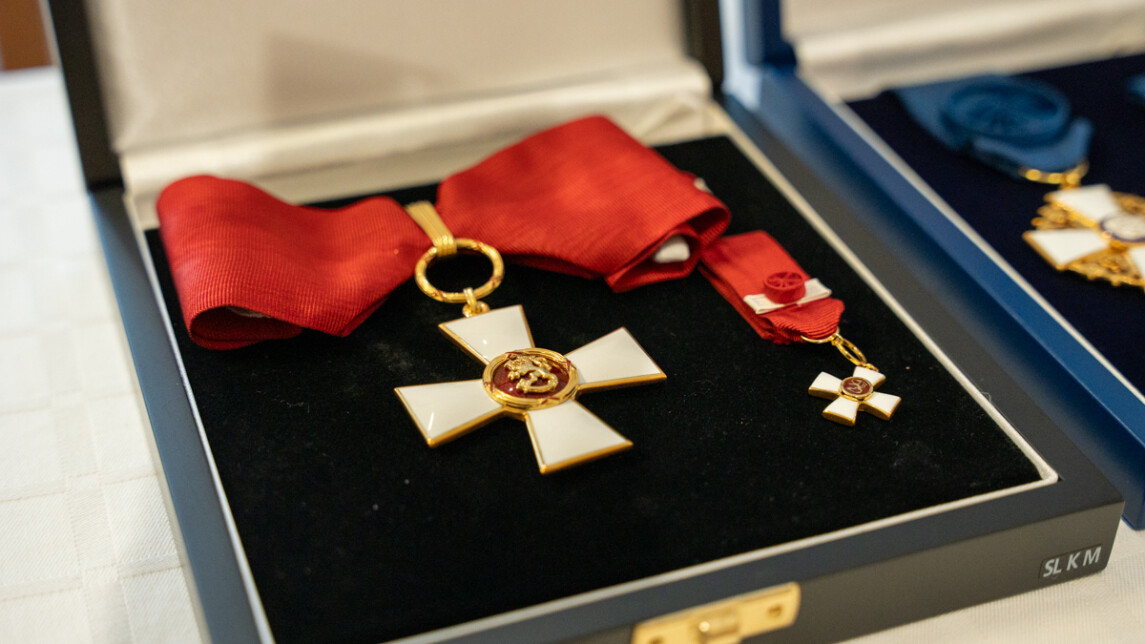 ritarikuntien kunniamerkki lähikuvassa