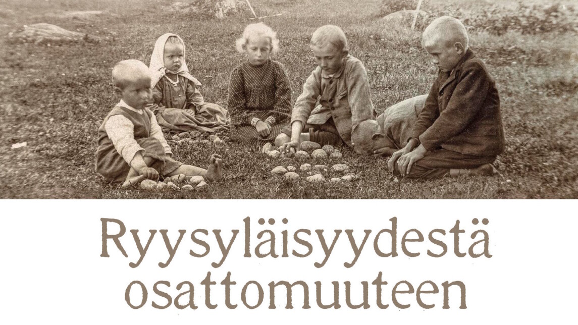Mustavalkoinen kuva lapsista istumassa ringissä pihalla.