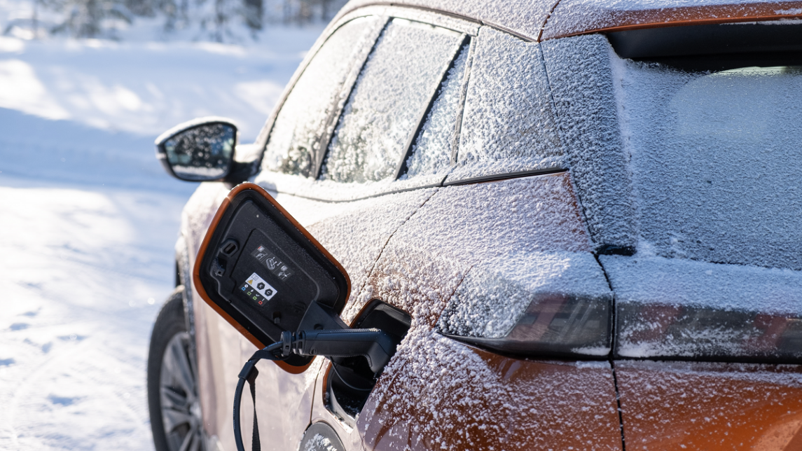 Sähköauto latautuu talvella.