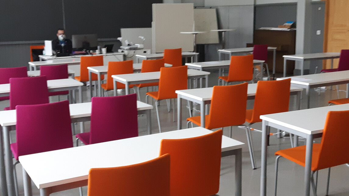 Sali odottaa pääsykokeeseen tulijoita.