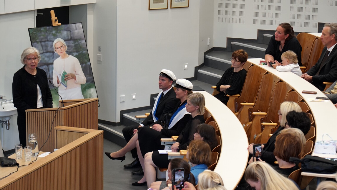 Leena Salminen puhumassa salissa