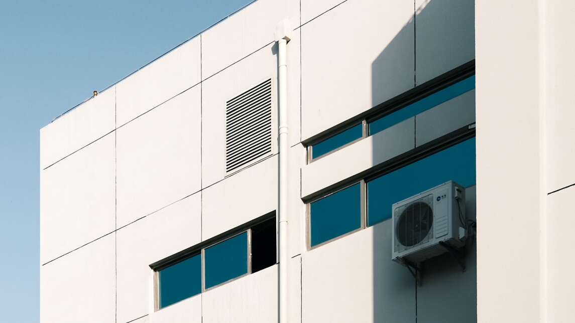Talon ulkoseinässä ilmanvaihtokone.