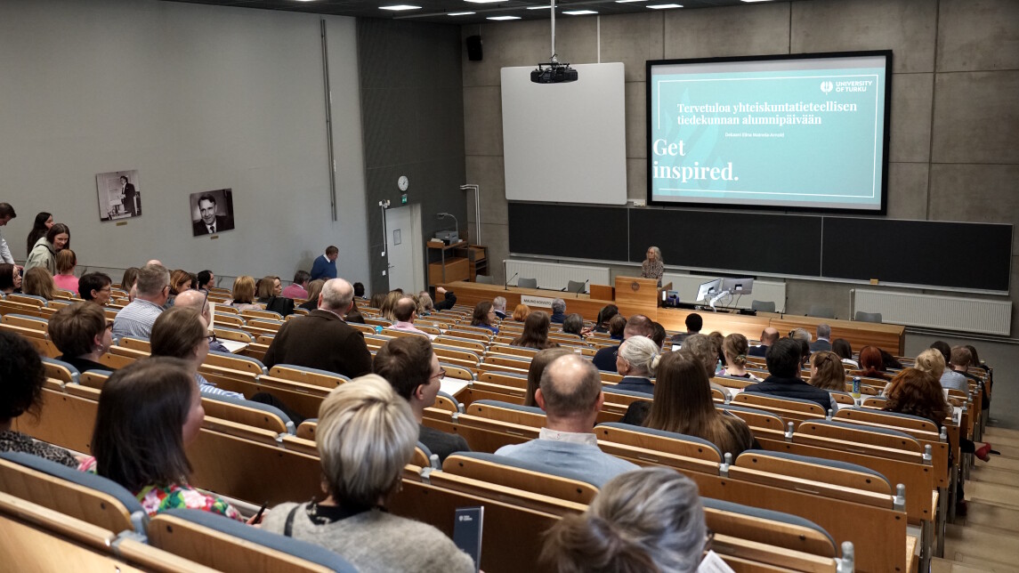 Ihmisiä luentosalissa kuuntelemassa puhujaa