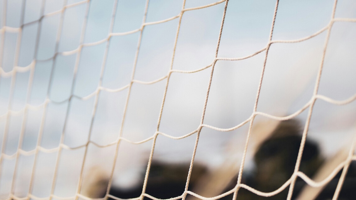 Valkoinen jalkapallomaalin verkko.