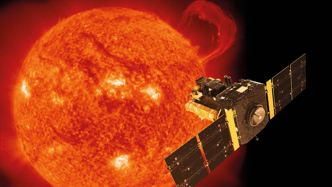 Taiteilijan näkemys SOHO-satelliitista tekemässä mittauksia Auringosta