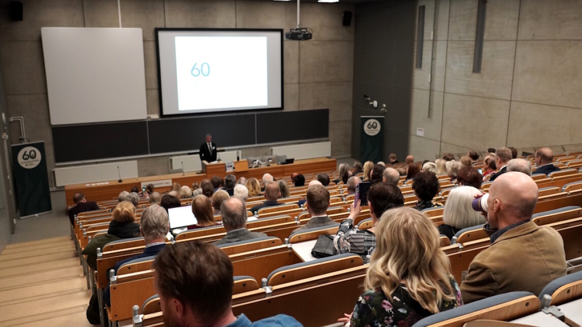 Ihmisiä seminaarissa