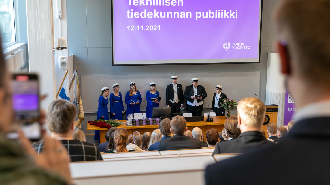 Turun yliopiston kuoron tuplakvartetti esiintyy valmistujaisjuhlassa.