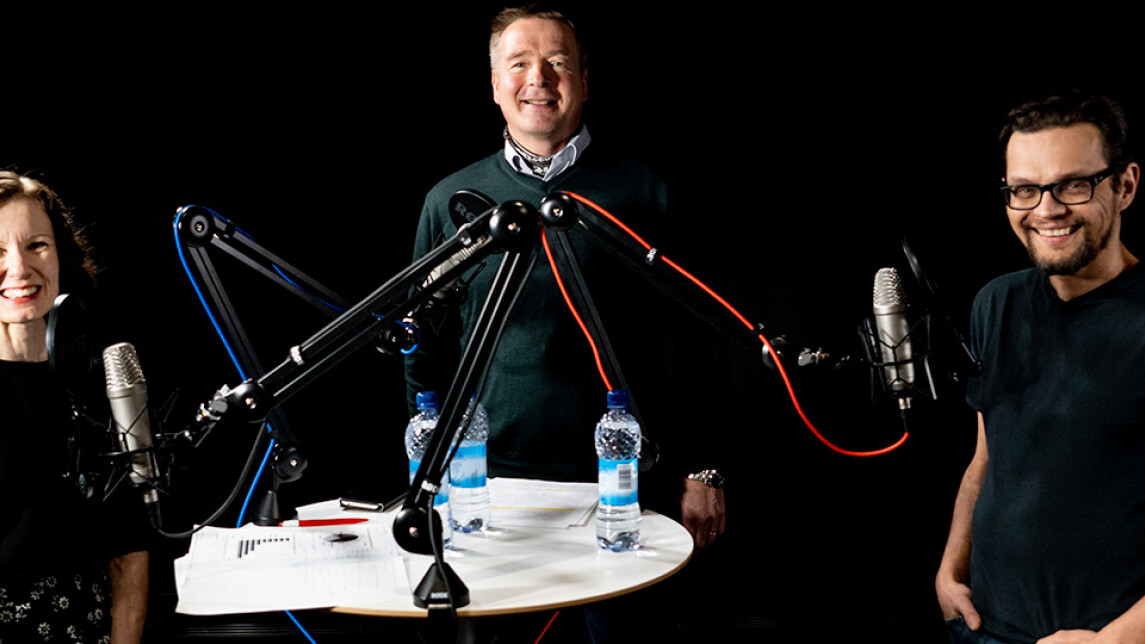 Kuvassa Marjaana Suorsa Matti Kamppinen ja Petri Tapio podcast-studiossa