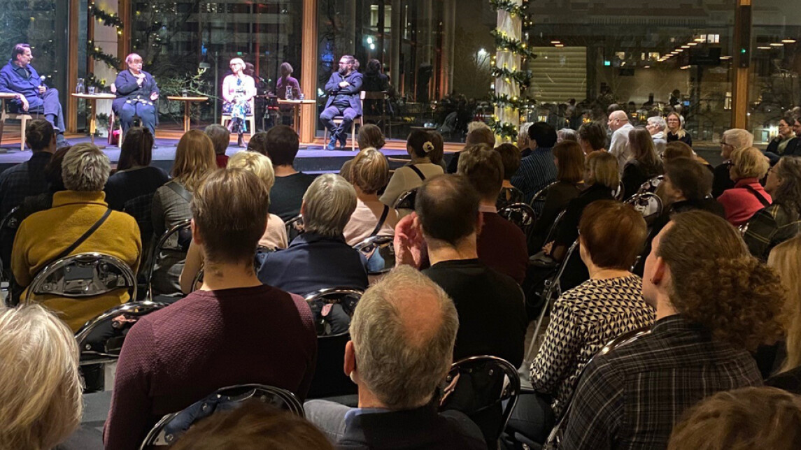 Yleisö kuuntelemassa Tieteen lavan keskustelua teatterilla.