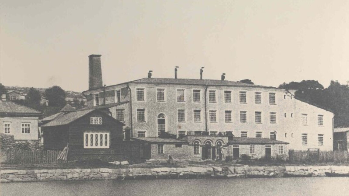 Valokuva Barkerin puuvillatehtaasta Aurajoen rannalla vuonna 1867