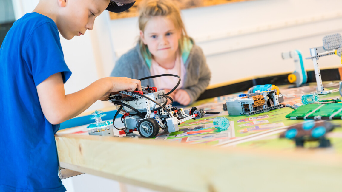 Kaksi lasta testaa itse rakennettuja robotteja.