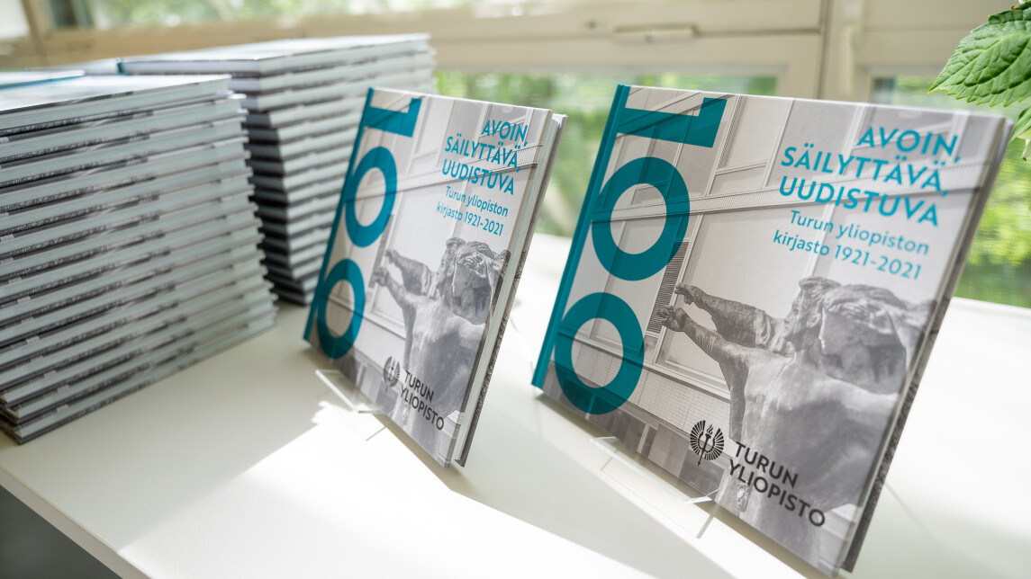 Yliopiston kirjaston juhlakirjan julkistus 21.6.2022 - juhlakirjoja pinossa. 
