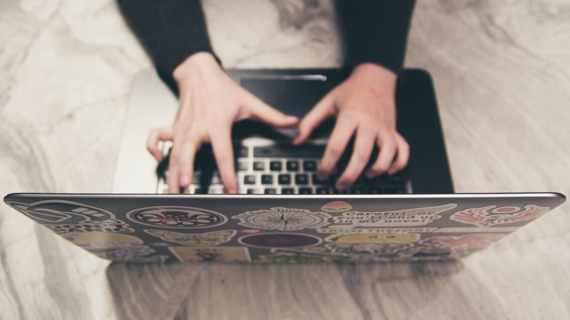 Ihminen kirjoittaa tietokoneella