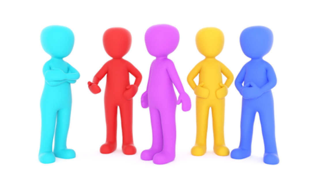 Viisi eriväristä hahmoa seisoo vierekkäin.