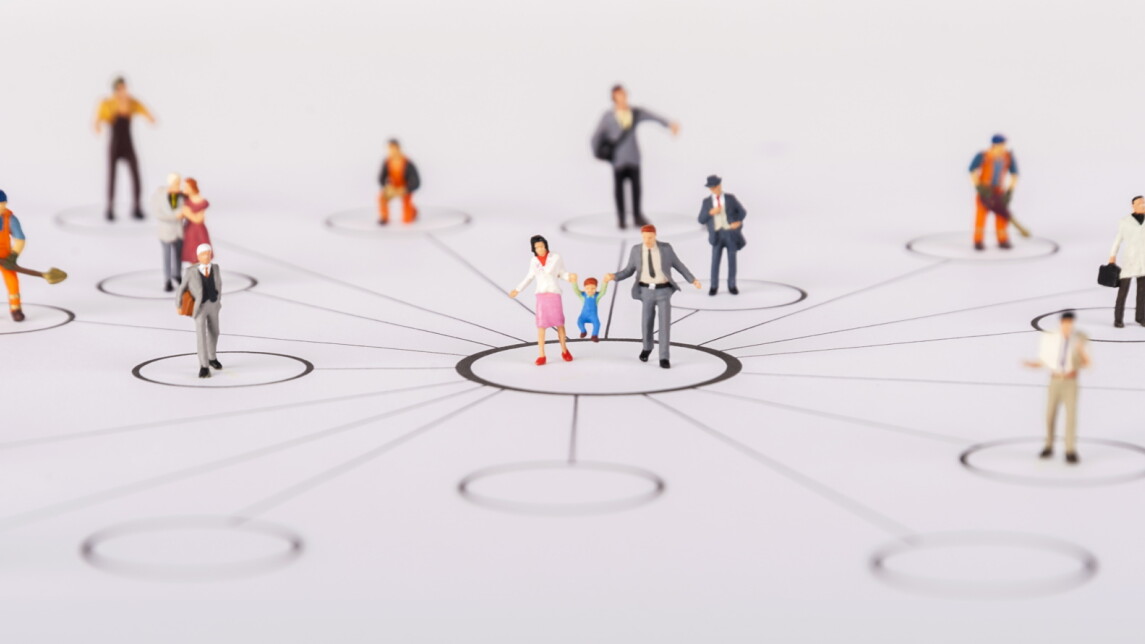 Eri ikäisiä ihmisiä esittäviä figuureja valkoisella tasolla.