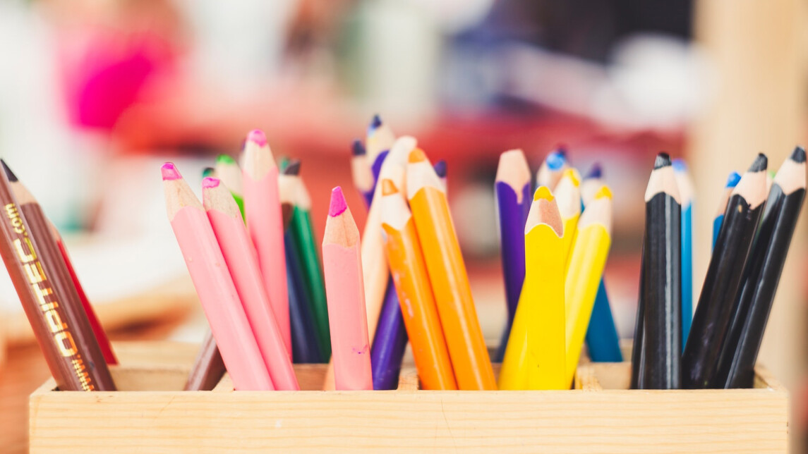 värikyniä purkissa