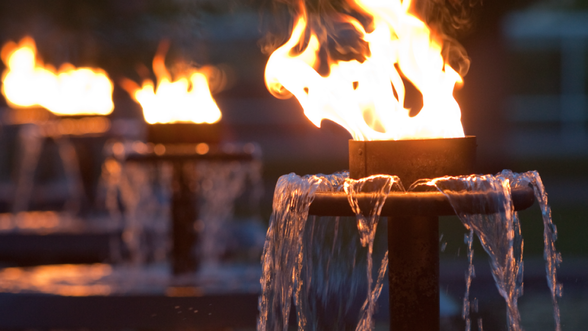 Yliopistonmäen suihkulähteen soihdut