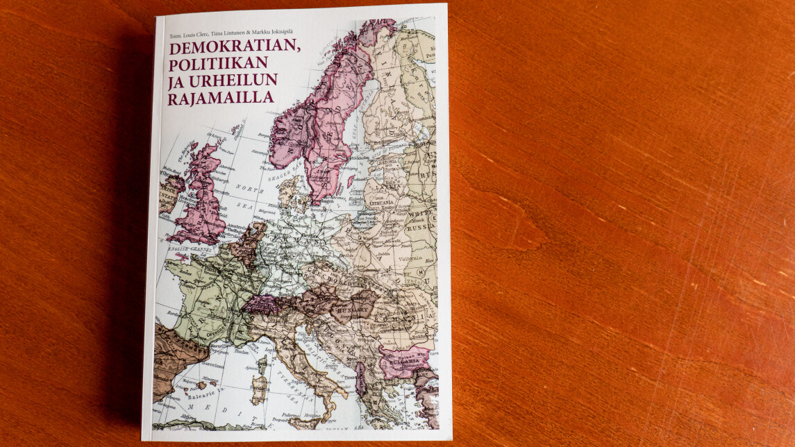 Juhlakirjan kansi, jossa teoksen nimi sekä Euroopan kartta.